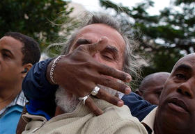 Un disidente cubano es detenido por oficiales de seguridad antes del inicio de una manifestación por el Día Internacional de los Derechos Humanos en La Habana, Cuba, el 10 de diciembre de 2014