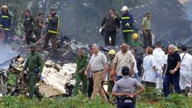 El presidente Miguel Díaz-Canel en el sitio del desastre aéreo en La Habana
