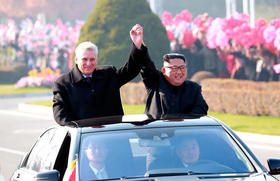 El líder norcoreano Kim Jong-un y al gobernante de Cuba, Miguel Díaz-Canel, saludando desde su automóvil en Pyongyang, el 4 de noviembre de 2018