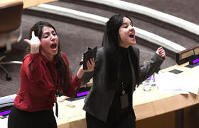 Miembros de la misión de Cuba en las Naciones Unidas protestan el martes con gritos a un acto organizado en la sede de la ONU por Estados Unidos para denunciar la situación de los presos políticos en la Isla