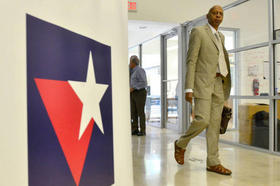 El opositor cubano Guillermo Fariñas participa en una rueda de prensa en la Fundación Nacional Cubano Americana, en Miami tras la victoria de Trump