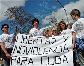 Damas de Blanco en esta foto de archivo