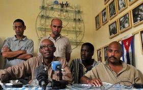 El disidente Manuel Cuesta Morúa (izquierda, al frente), del grupo Arco Progresista, presenta la iniciativa Nuevo País a la prensa extranjera en La Habana