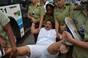 Represión a las Damas de Blanco en Cuba en esta foto de archivo