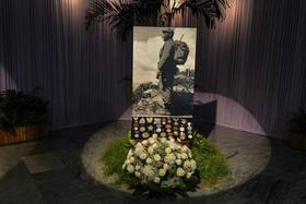 En la Plaza de la Revolución hay una foto de Fidel Castro, flores y las principales condecoraciones que recibió, pero no están sus cenizas