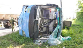 Estado en que quedó el autobús tras el accidente de tránsito ocurrido en la provincia de Sancti Spíritus, Cuba. (Fotografía tomada de Radio Habana Cuba.)