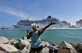 Una cubana saluda al crucero Adonia de la empresa Carnival