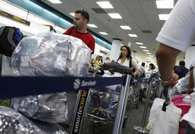 Cubanoamericanos chequean su vuelo a la Isla en el Aeropuerto Internacional de Miami. Florida, Estados Unidos, 27 de febrero de 2009. (REUTERS)
