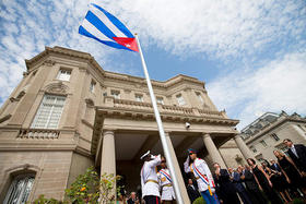 El canciller cubano, Bruno Rodríguez (a la derecha, al centro), aplaude junto a otros funcionarios y visitantes, mientras se iza la bandera de Cuba en la nueva embajada de la Isla en Washington, el lunes 20 de julio de 2015