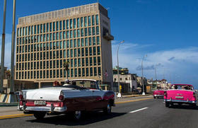 Turistas pasan frente a la Embajada de EEUU mientras pasean por el Malecón de La Habana, en esta foto de archivo