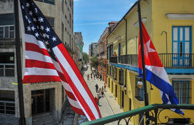 Banderas de Cuba y Estados Unidos en La Habana, en esta foto de archivo
