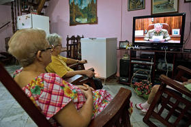 Dos mujeres observan la intervención de Raúl Castro en la televisión cubana, cuando anunció el inicio del proceso de restablecimiento de relaciones entre Cuba y EEUU, el miércoles 17 de diciembre de 2014 en La Habana