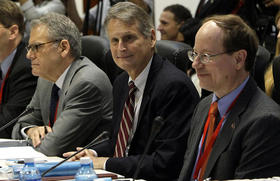 El subsecretario asistente de Estado, Edward Alex Lee (centro), durante su participación en las conversaciones sobre temas migratorios con representantes del gobierno cubano en La Habana