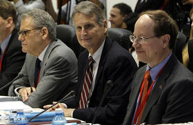 El subsecretario asistente de Estado, Edward Alex Lee (centro), durante su participación en las conversaciones sobre temas migratorios con representantes del gobierno cubano en La Habana. El subsecretario asistente de Estado, Edward Alex Lee (centro), durante su participación en las conversaciones sobre temas migratorios con representantes del gobierno cubano en La Habana