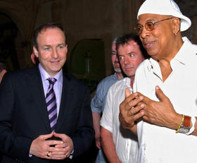 El canciller irlandés, Michael Martin (a la izquierda), conversa con el músico Chucho Valdés, durante la visita a un futuro taller de reparación de instrumentos musicales. La Habana, 19 de febrero de 2009. (AP)