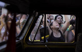 Católicos reaccionan al paso de la Virgen de la Caridad del Cobre, durante una procesión. La Habana, 8 de septiembre de 2009. (AP)