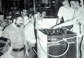 Ernesto «Che» Guevara en la fábrica Inpud 1ro. de Mayo en Santa Clara