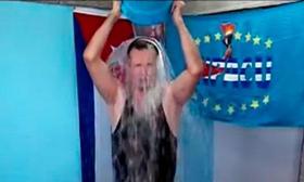 El opositor José Daniel Ferrer en el momento en que se vierte encima un cubo de agua fría. El opositor José Daniel Ferrer en el momento en que se vierte encima un cubo de agua fría