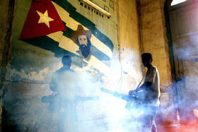 Fumigando una vivienda cubana, en esta foto de archivo