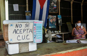 «No se acepta CUC», se lee en una bodega en Cuba