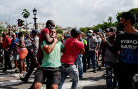 Un hombre es reprimido por policías vestidos de civil durante una manifestación contra el gobierno cubano frente el Capitolio de La Habana, el domingo 11 de julio de 2021