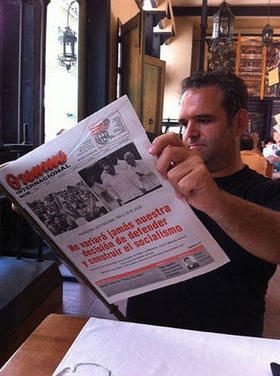 El empresario español Jesús Encinar lee una edición del diario oficialista “Granma Internacional”