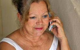 Laura Pollán, líder de las Damas de Blanco, habla por teléfono en su casa, poco después del anuncio de la liberación de su esposo, Héctor Maseda. La Habana, 11 de febrero de 2011. (EFE)