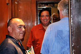 El gobernador Bill Richardson en un elevador del Hotel Nacional de Cuba.