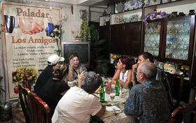 Varias personas almuerzan en la paladar Los Amigos, en La Habana, el viernes 27 de mayo de 2011. (EFE)  