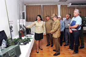Raúl Castro de visita en una empresa militar. Raúl Castro de visita en una empresa militar