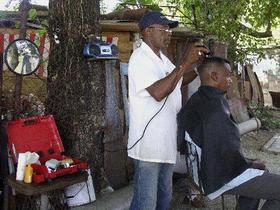 Un barbero por cuenta propia en Cuba. Un barbero por cuenta propia en Cuba