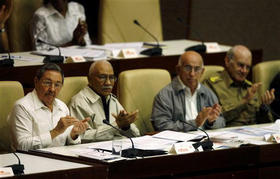 Raúl Castro y los vicepresidentes Juan Almeida, José Ramón Machado y Abelardo Colomé. Asamblea Nacional del Poder Popular. (AP)