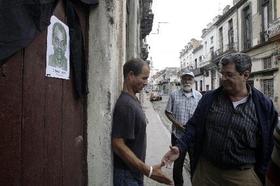Osvaldo Payá en la vivienda de Orlando Zapata Tamayo.