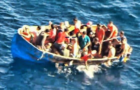 Un grupo de inmigrantes cubanos fue detectado frente a la costa de Boca Raton y rescatado por por la Guardia Costera de EEUU después de que su embarcación zozobró. (Foto de la oficina de policía del condado de Palm Beach.)