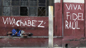 Un cubano dormido en una calle de La Habana. Un cubano dormido en una calle de La Habana