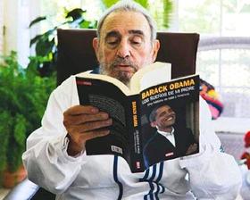 Fidel Castro con un libro del presidente estadounidense Barack Obama