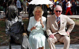 El príncipe Carlos de Gales y su esposa Camila posan para una foto junto a una estatua de John Lennon, el 26 de marzo de 2019 en La Habana