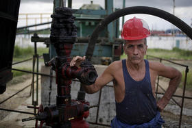 Un técnico de CUPET en Mayabeque, Cuba, en octubre de 2015
