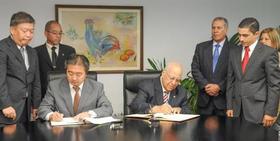 Acuerdo sobre la deuda de Cuba con Japón firmado por el embajador de Japón en la isla, Maseru Watanabe; y el vicepresidente del gobierno y ministro de Economía y Planificación, Ricardo Cabrisas (foto: Jose M. Correa, Granma)