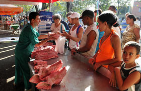 Venta de carne de cerdo en Cuba