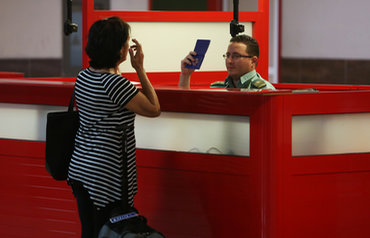 Un oficial de inmigración cubano verifica el pasaporte de un ciudadano en el Aeropuerto Internacional José Martí de La Habana