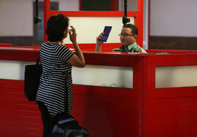 Un oficial de inmigración cubano verifica el pasaporte de un ciudadano en el Aeropuerto Internacional José Martí de La Habana