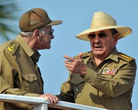 Raúl Castro (d) conversa con el ministro del Interior, Abelardo Colomé
