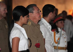 Raúl Castro, entre Diana y Juan Guillermo Almeida González, dos de los hijos de Juan Almeida Bosque. Mausoleo a José Martí, Plaza de la Revolución. La Habana, 13 de septiembre de 2009. (AP)