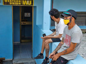 Esperando en una oficina de Western Union en Cuba