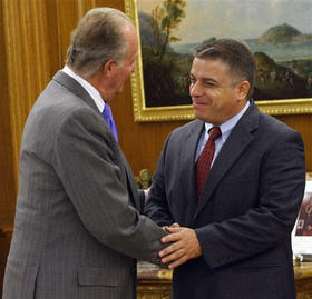 El rey Juan Carlos de España y Felipe Pérez Roque.(AP)