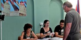 El primer vicepresidente de Cuba, Miguel Díaz-Canel Bermúdez, vota en los comicios municipales, en un colegio electoral en La Habana