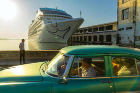 Crucero turístico en el puerto de La Habana, en esta foto de archivo