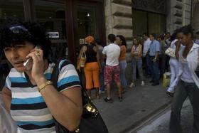 Cubana hablando por un teléfono celular o móvil. (Foto tomada de Café Fuerte.)