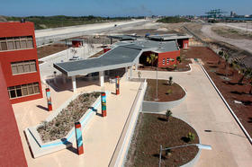 Vista parcial del edificio administrativo de la terminal de contenedores ubicada en el puerto de la Zona Especial de Desarrollo Mariel, en Cuba, en esta foto de 2014. (Jorge Luis Baños /IPS.)